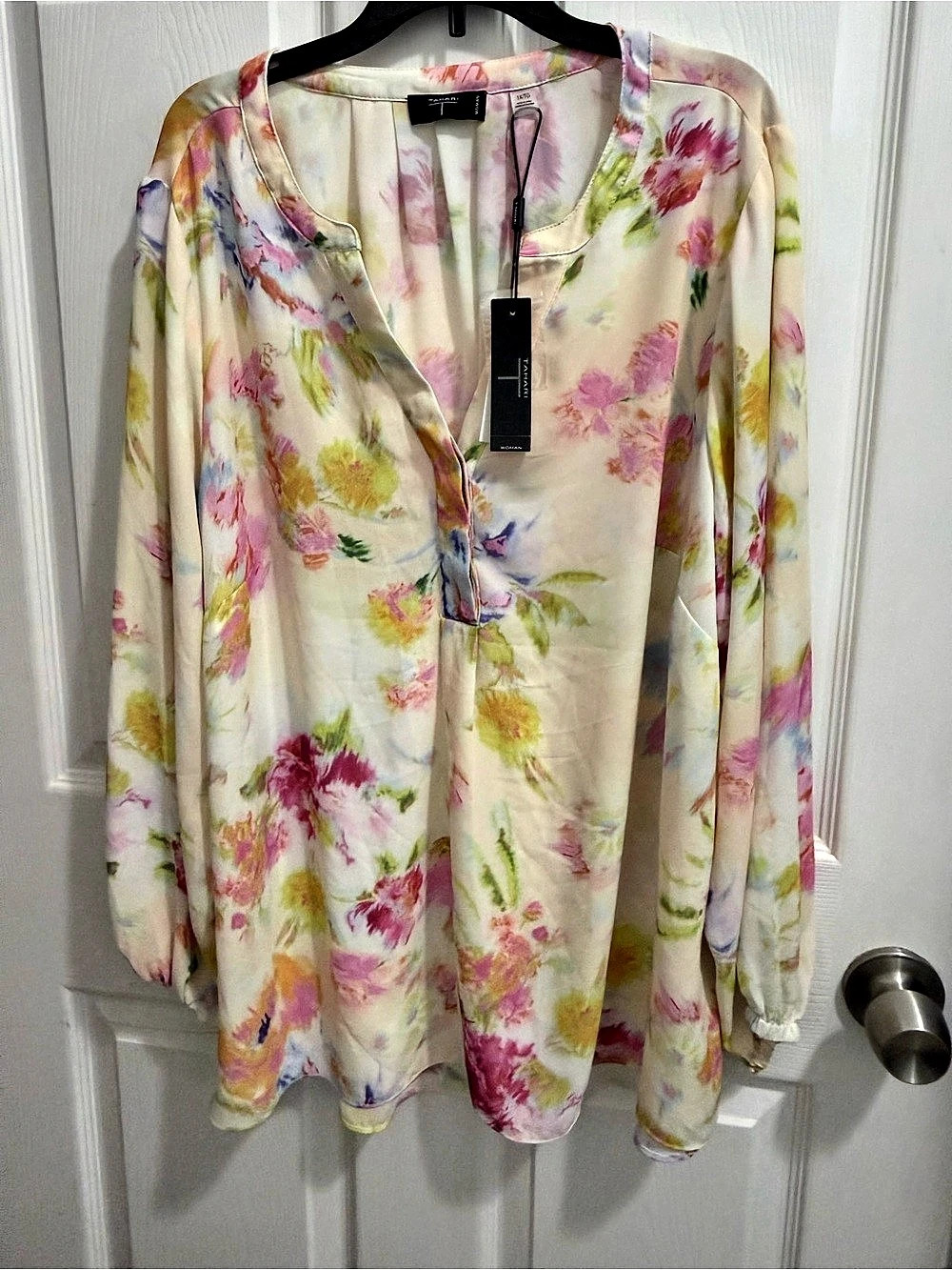 Tahari Floral Blouse in White & Pink Size Medium NWT